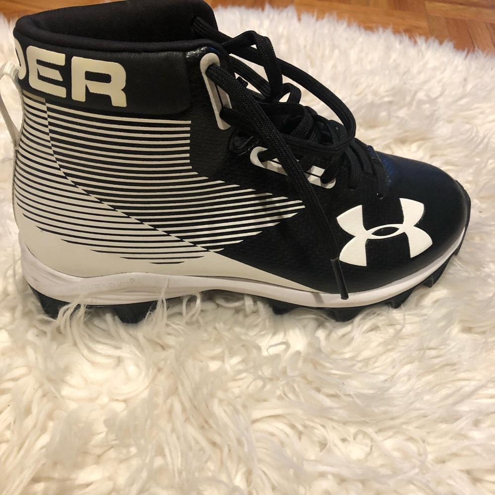 Footbal cleats 2Y . Black an white Under Armour ! Plus shipping